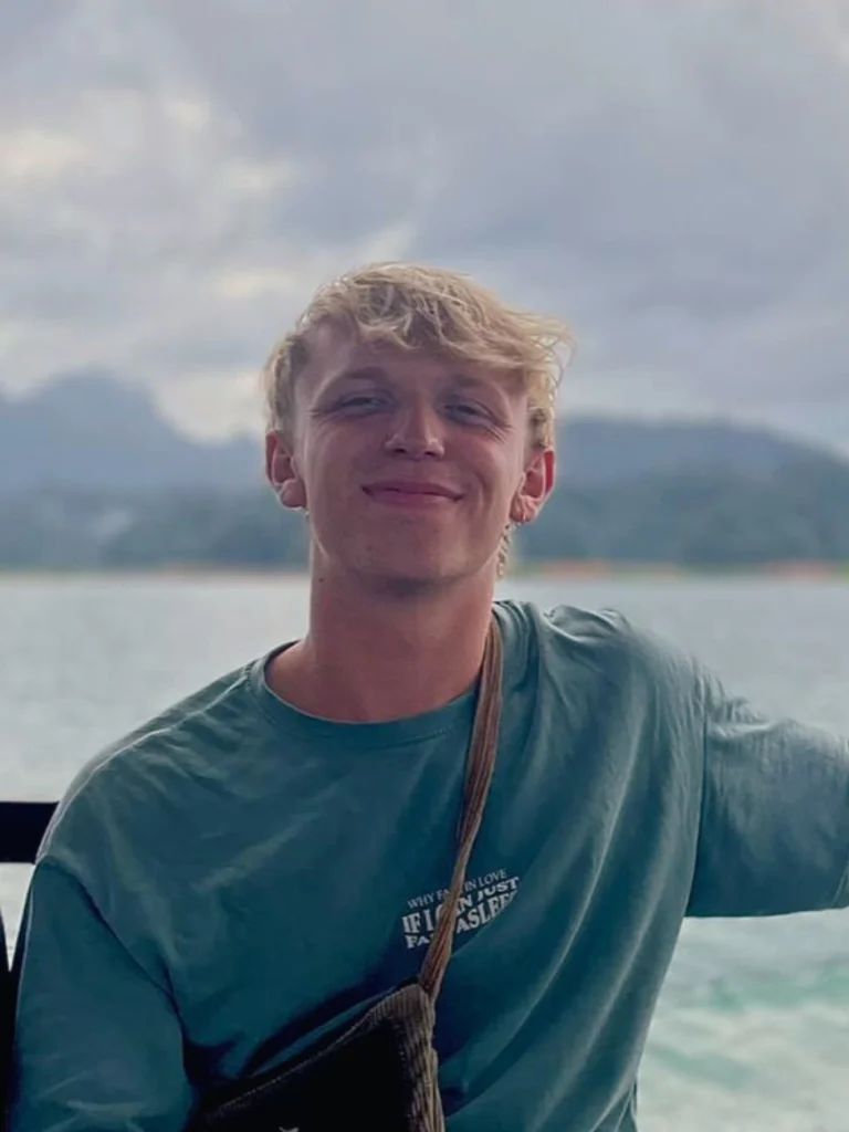 Timo Blaauw op een boot